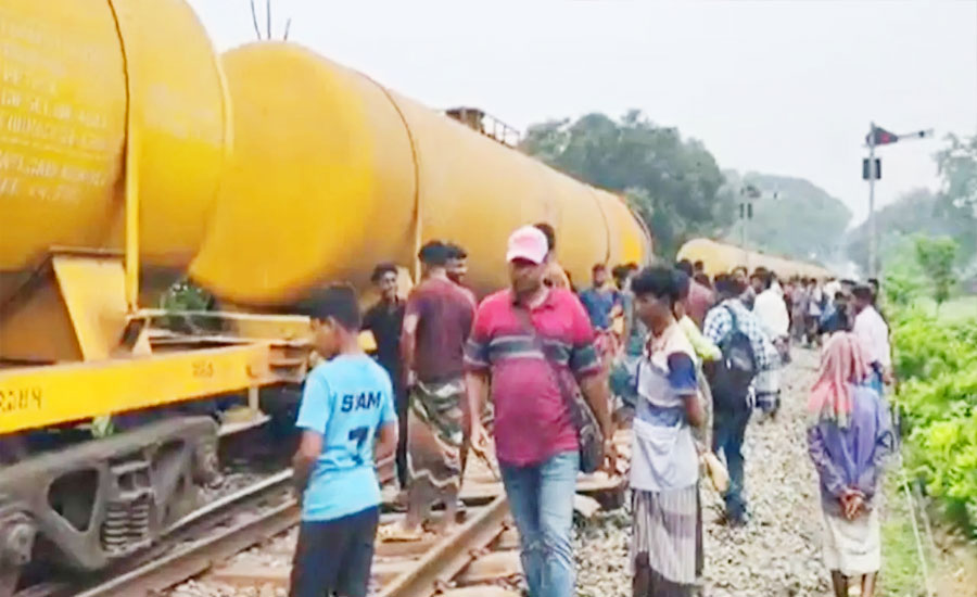 মালবাহী ট্রেন লাইনচ্যুত, খুলনার সঙ্গে উত্তরবঙ্গের রেল যোগাযোগ বন্ধ