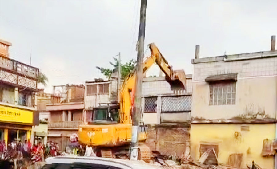 জনমত উপেক্ষা করে ভুল নকশায় ফের খুলনার কপিলমুনি বাজারে উচ্ছেদ, ক্ষুব্ধ এলাকাবাসী