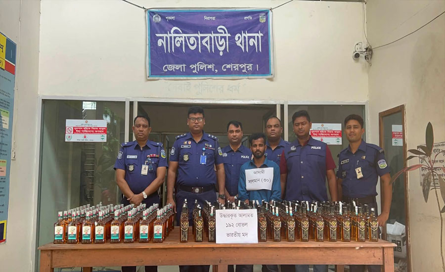 শেরপুরের নালিতাবাড়ীতে প্রাইভেটকারে মিলল ১৯২ বোতল ভারতীয় মদ, আটক ১