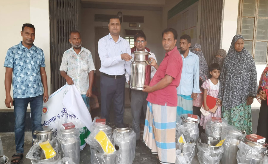 শেরপুরের নকলায় ৩৬০ জন দুগ্ধ খামারি পেল ডেইরি উপকরণ