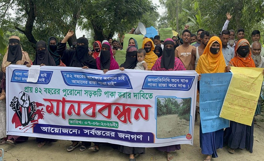 সুবর্ণচরের মুজিবনগরে কাঁচা সড়কে ভোগান্তি,পাকাকরণের দাবিতে এলাকাবাসীর মানববন্ধন 
