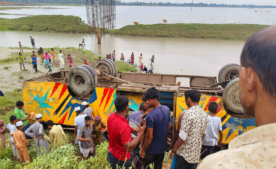 ব্রাহ্মণবাড়িয়ায় বাস খাদে পড়ে নিহত ৩