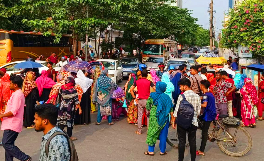 নাসা গ্রুপের শ্রমিকরা রাস্তায়, মহাখালীতে যান চলাচল বন্ধ