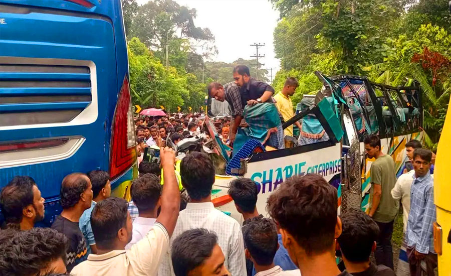 কক্সবাজারে দুই বাসের সংঘর্ষে নিহত ২, আহত ২০