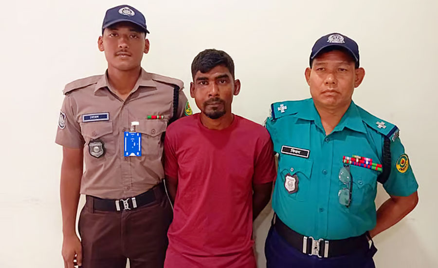 বাকলিয়ায় ধর্ষণ মামলায় গ্রেপ্তার মনির হোসেন। 