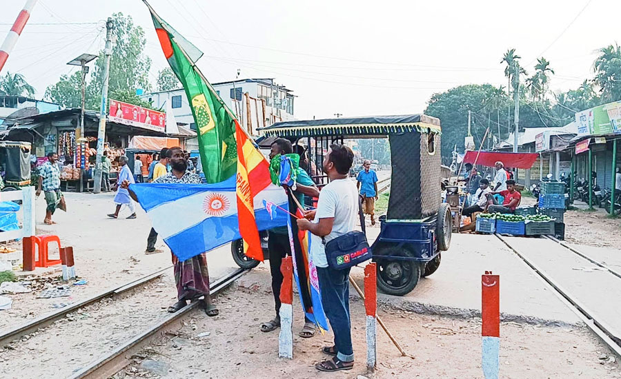 রাজারহাটে জমজমাট পতাকার বাজার