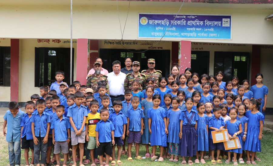 জারুলছড়ি সরকারি প্রাথমিক বিদ্যালয়ের শিক্ষার্থীদের মাঝে সেনাবাহিনীর শিক্ষা সামগ্রী বিতরণ