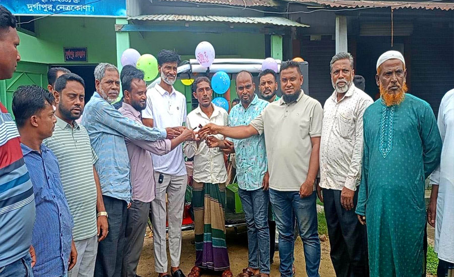 দুর্গাপুরে অসহায় পরিবারকে অটোরিকশা প্রদান