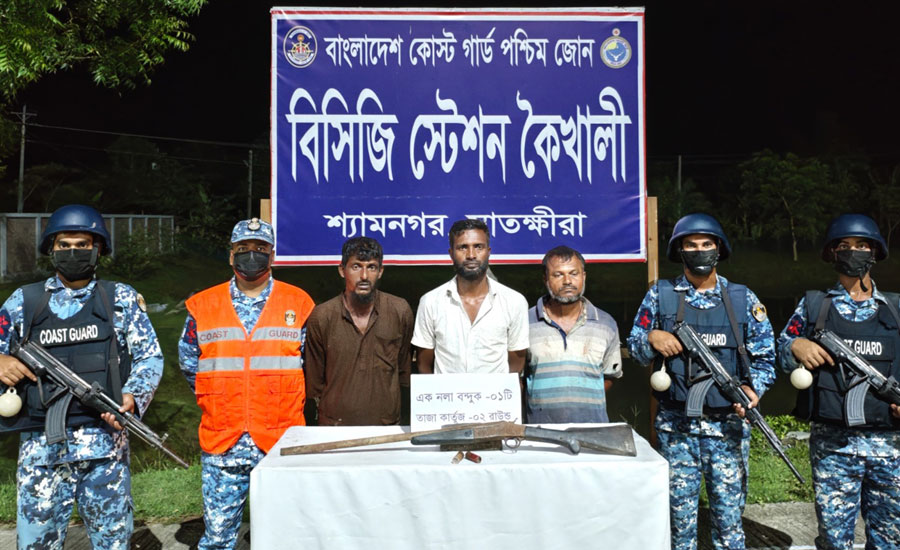 সুন্দরবন থেকে অস্ত্র ও গুলিসহ জোনাব বাহিনীর তিন সদস্য আটক
