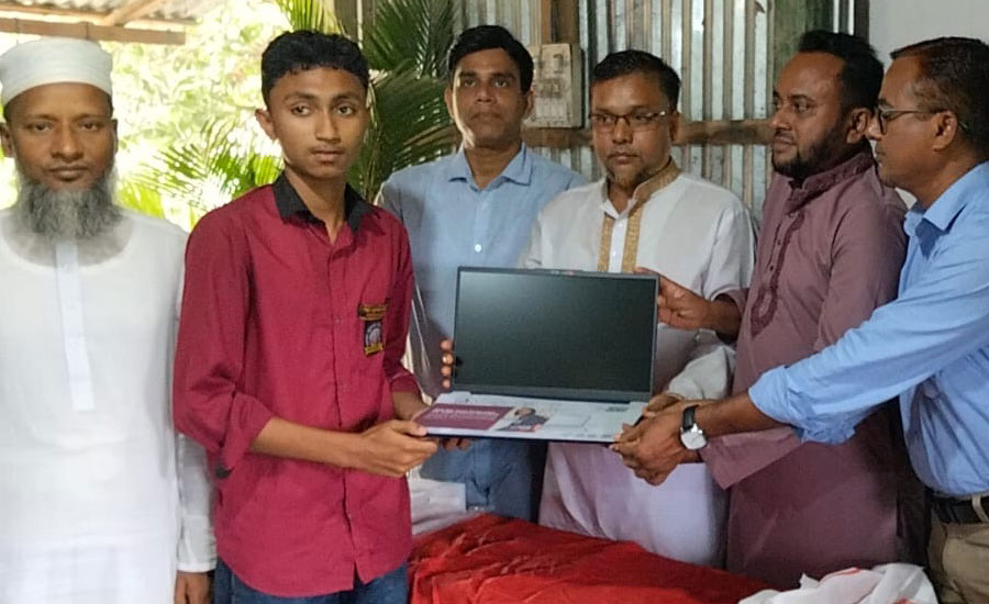 নাঙ্গলকোটে টেলেন্ট হান্ট প্রোগ্রামে জাহিদ পেলো ল্যাপটপ 