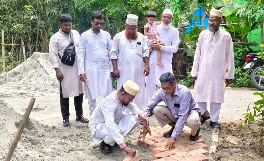 আলফাডাঙ্গায় টিআর প্রকল্পের ইটের সোলিং রাস্তা পরিদর্শনে চেয়ারম্যান প্রার্থী রিদওয়ান
