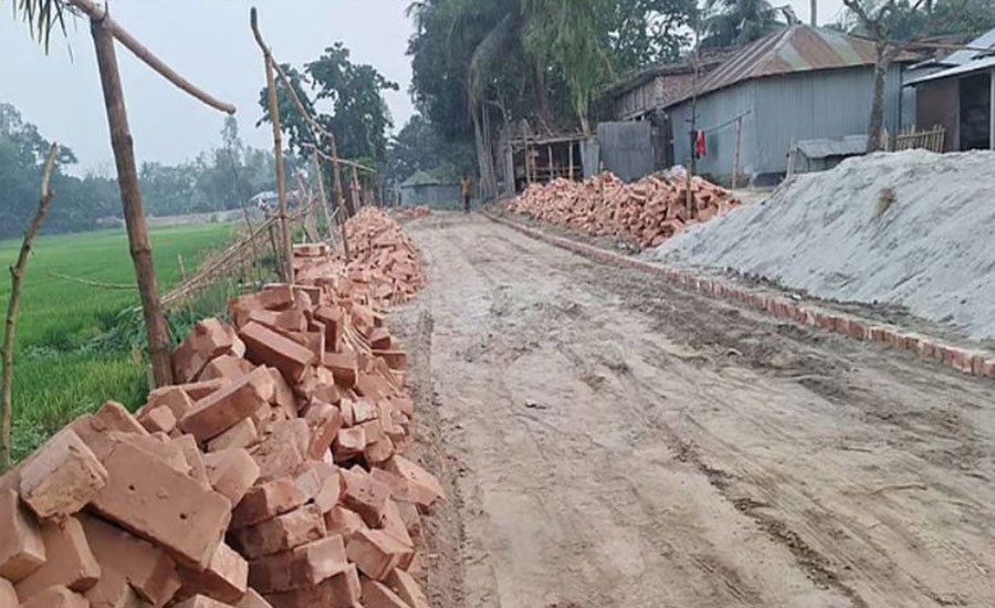 প্রধানমন্ত্রীর সফর শেষে তুলে নেওয়া হলো সেই সড়কের ইট 