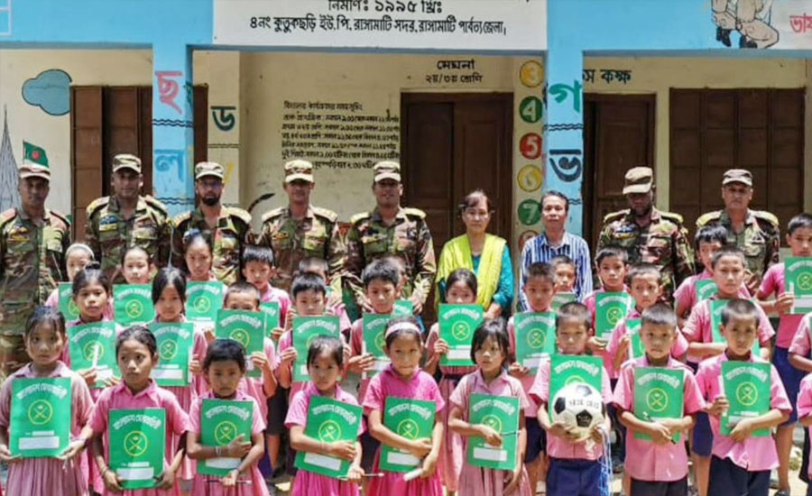 নানিয়ারচরে সেনাবাহিনী শিক্ষার্থীদের মাঝে শিক্ষা ও খেলাধুলা সামগ্রী বিতরণ 