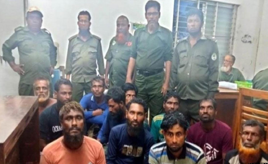 অবৈধভাবে সুন্দরবনে ঢুকে মধু সংগ্রহের সময়  ১১ মৌয়ালকে আটক, ২টি নৌকাসহ এক হাজার কেজি মধু জব্দ