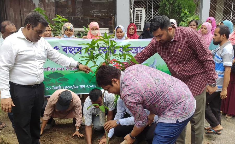 আমি গেরামের ছেলে, দেন কোদাল দেন— নিজ হাতে বৃক্ষরোপণ কর্মসূচির উদ্বোধন করলেন ডিসি 