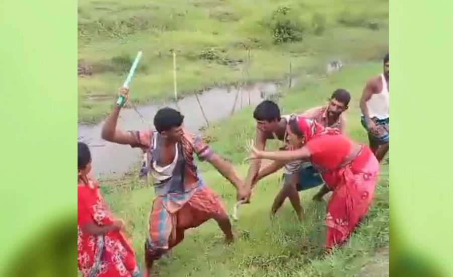 সুবর্ণচরে প্রকাশ্যে নারীকে পেটালেন যুবদল নেতা, ভিডিও ভাইরাল