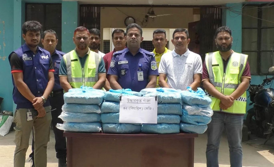 ​জামালপুরে ৪২ কেজি গাঁজাসহ দুই নারী মাদক ব্যবসায়ী গ্রেফতার