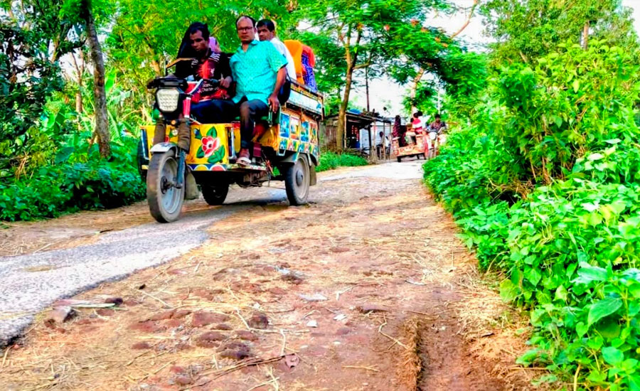 পত্নীতলায় নজিপুর থেকে গগনপুর সড়কে গাছ কাটার অজুহাতে ১ বছরেও  সংস্কার হয়নি
