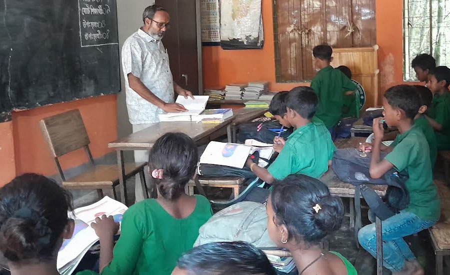 প্রাইমারি স্কুলে এক শিক্ষক দিয়েই চলছে ক্লাস,নেই তদারকি 