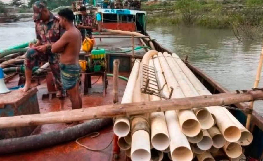 সাতক্ষীরা সুন্দরবনের নদীতে বিজিবির অভিযানে বালি ভর্তি দুটি কার্গোসহ পাঁচজন আটক