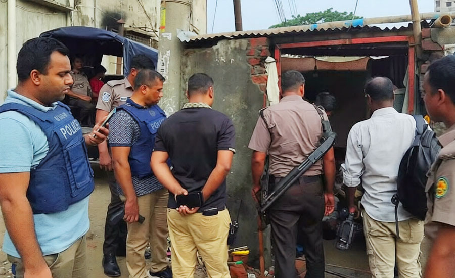 সকালে কুপিয়ে ছিনতাই, বিকেলে অভিযানে যাওয়া পুলিশকে কুপিয়ে জখম