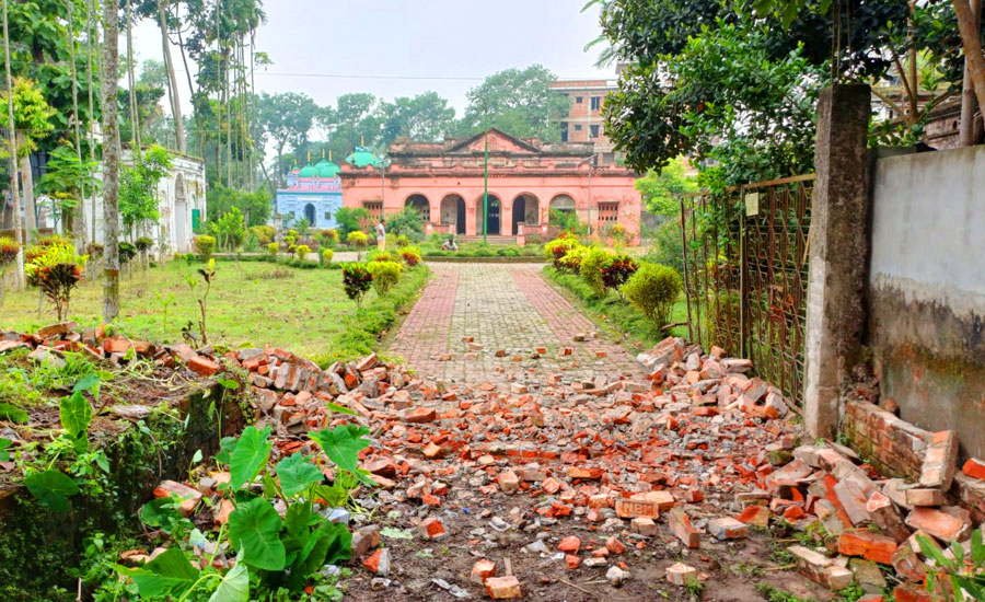 গুঁড়িয়ে দেওয়া হয়েছে নবাব ফয়জুন্নেছা চৌধুরানী জাদুঘরের প্রবেশপথের অবৈধ দেয়াল।