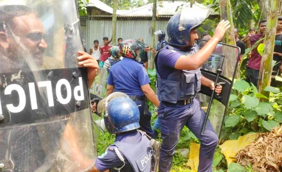 রণক্ষেত্র লালমনিরহাট, বিক্ষুব্ধ জনতার ক্ষোভ কেন পুলিশের ওপর
