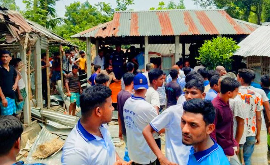 অভিযুক্ত ব্যক্তির বাড়িতে ভাঙচুর ও আগুন