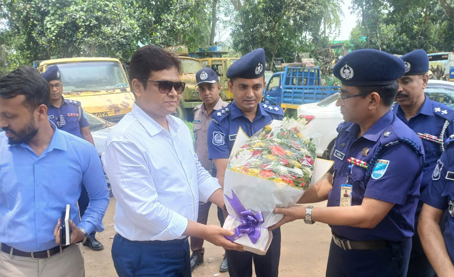 ভূমি অফিসে জেলা প্রশাসকের আকস্মিক অভিযান নামজারি প্রতিবেদনে বিলম্বে ক্ষোভ, হয়রানিমুক্ত সেবার নির্দেশ