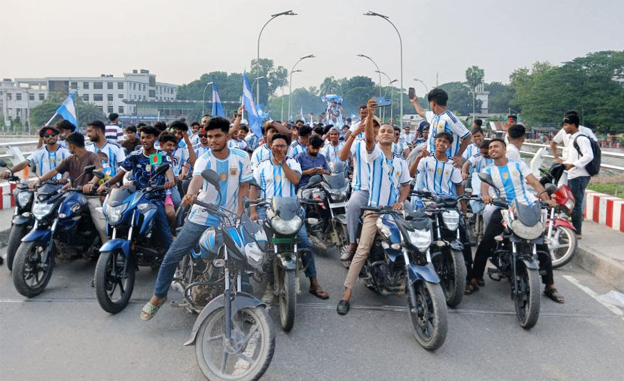 মাদারগঞ্জে বিশ্বকাপ ফুটবল ঘিরে আর্জেন্টিনা সমর্থকদের মোটরসাইকেল শোভাযাত্রা