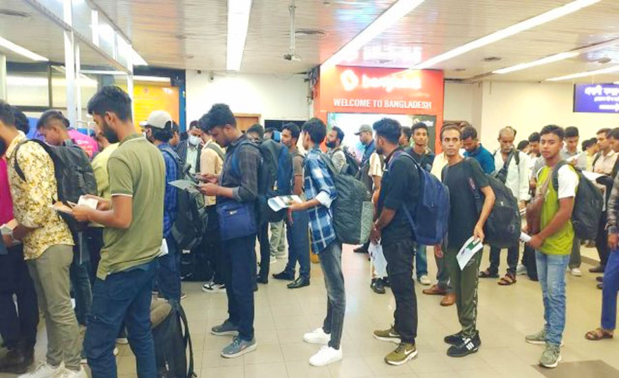 কম্বোডিয়ায় সাইবার প্রতারণার জাল: চার দিনে ফিরলেন ২২১ বাংলাদেশি