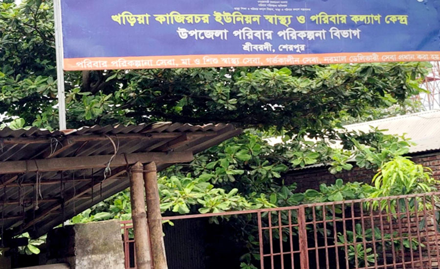 অল্প বৃষ্টিতে পানিতে সয়লাব খড়িয়া কাজিচর স্বাস্থ্য ও পরিবার কল্যাণ কেন্দ্র