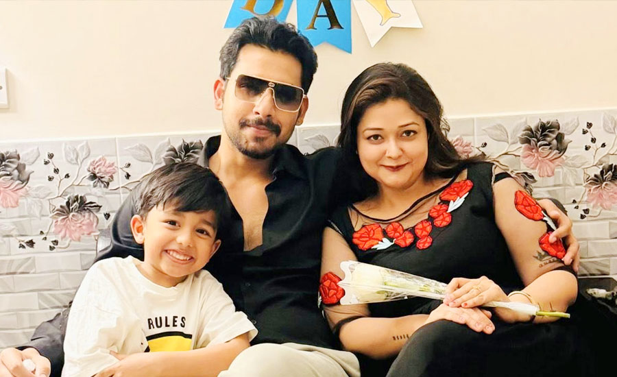 অভিনেতা আলভীর সঙ্গে তার একমাত্র ছেলে ও প্রয়াত স্ত্রী ইকরা। ছবি: সংগৃহীত