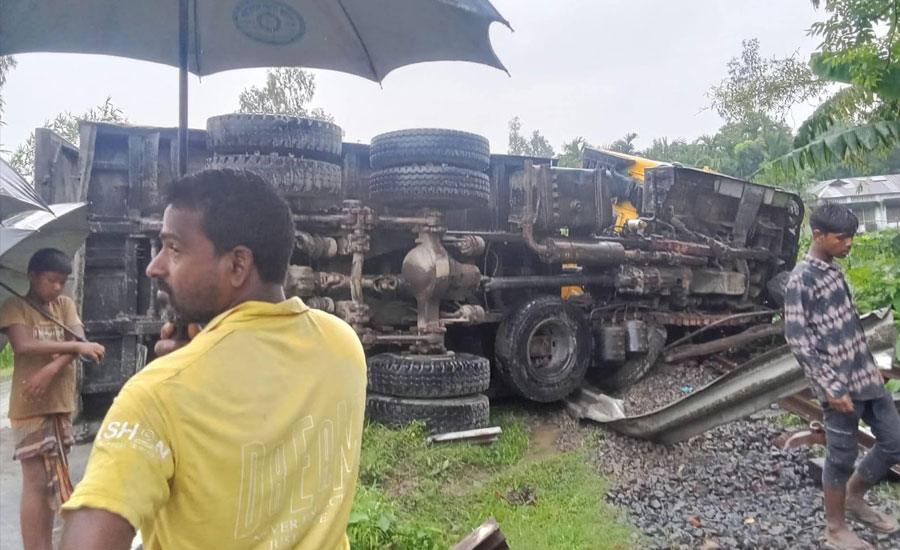 রেললাইনের উপরে বালু ভর্তি ট্রাক দুর্ভোগে শত শত যাত্রী