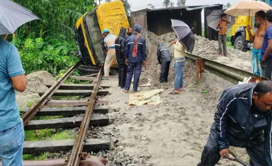 রেললাইনে বালুর ট্রাক উল্টে কুড়িগ্রামের সঙ্গে সারাদেশের রেল যোগাযোগ বন্ধ