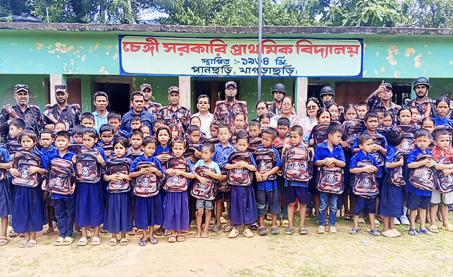 পাহাড়ি জনপদে বিজিবির অনন্য উদ্যোগ: লোগাং জোনের উদ্যোগে শিক্ষার্থীদের মাঝে স্কুল ব্যাগ বিতরণ