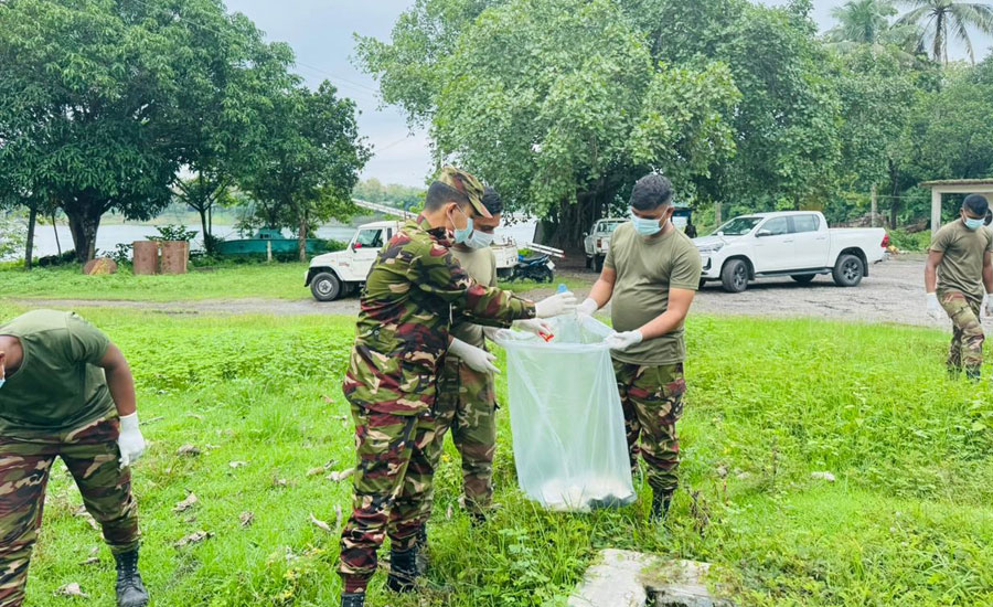 পরিবেশ সংরক্ষণ ও পরিচ্ছন্নতা নিশ্চিতকরণের লক্ষ্যে কাপ্তাই জোনের উদ্যোগে পরিচালিত প্লাস্টিক বর্জ্য অপসারণ অভিযানে অংশগ্রহণ করছেন বাংলাদেশ সেনাবাহিনীর সদস্যবৃন্দ।