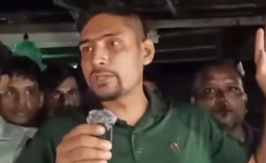 ক্ষুব্ধ গ্রামবাসীরা ভেঙে দিল মাদককারবারীদের ঘরবাড়ি
