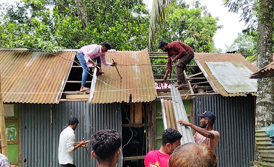নাঙ্গলকোটে সরকারি সড়ক পুনরুদ্ধারে এসিল্যান্ডের উচ্ছেদ অভিযান 