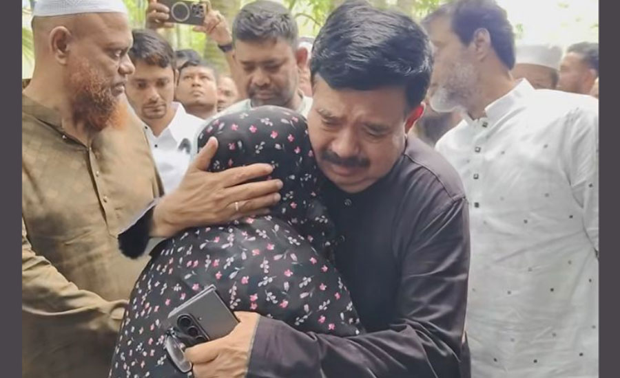 করব জিয়ারত করে আবেগাপ্লুত সাংসদ শাহাদাত হোসেন সেলিম, কাঁদলেন নিজেও
