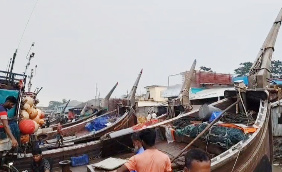 পটুয়াখালীতে উত্তাল সাগরে মাছের আকাল, নিরাপদ আশ্রয়ে হাজার হাজার মাছধরা ট্রলার