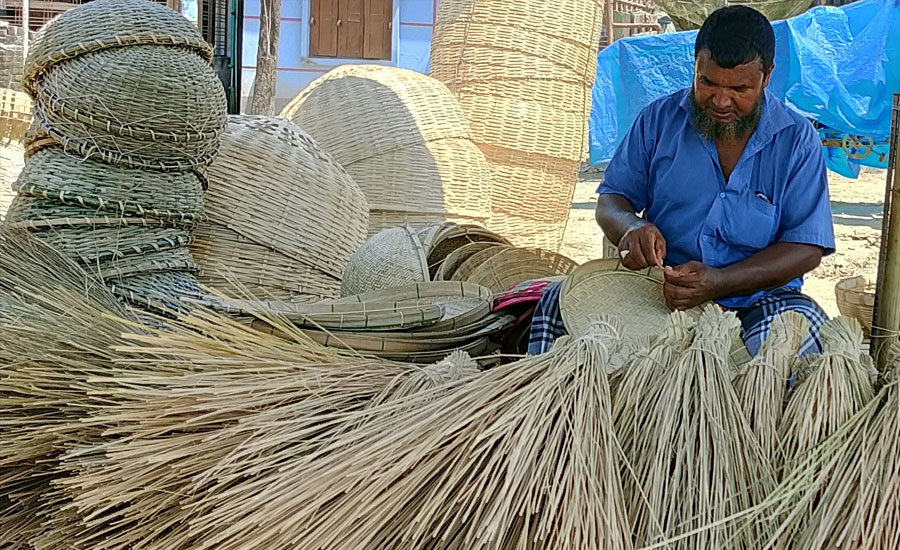 পত্নীতলায় বিলুপ্তির পথে বাঁশ শিল্প