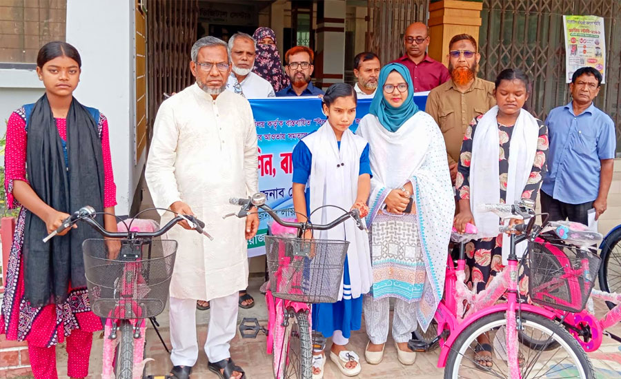নাটোরের বড়াইগ্রামে ক্ষুদ্র নৃ-গোষ্ঠীদের মাঝে শিক্ষাবৃত্তি, বাইসাইকেল ও সেলাই মেশিন বিতরণ