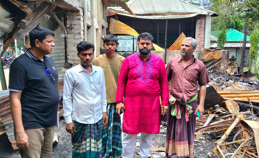 আলফাডাঙ্গায় অগ্নিকাণ্ডে ক্ষতিগ্রস্তদের পাশে সাবেক উপজেলা চেয়ারম্যান: কাজী মনিরুল হক