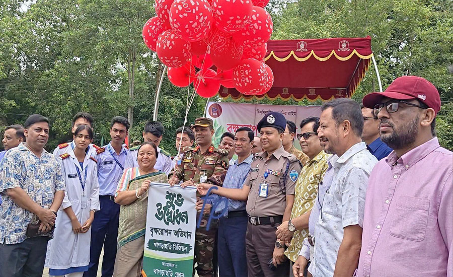 খাগড়াছড়িতে সেনাবাহিনীর ‘বৃক্ষরোপণ অভিযান-২০২৬’ উদ্বোধন, সবুজায়নের বার্তা নিয়ে বর্ণাঢ্য র‍্যালি