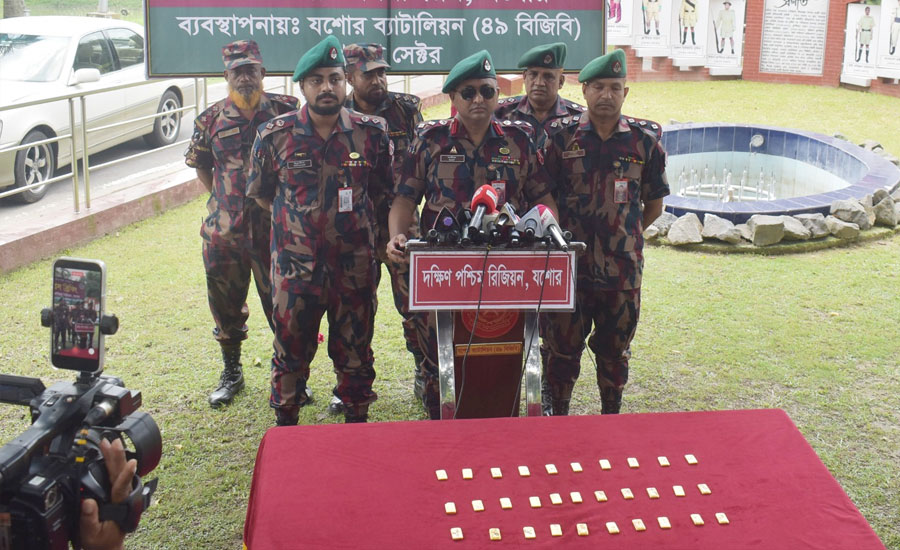 যশোরে ৪৯ বিজিবির অভিযানে ৭ কোটি ৭০ লাখ টাকার স্বর্ণসহ দুই চোরাকারবারী আটক
