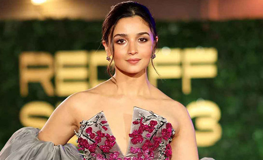 বিতর্কিত সঞ্চালকের শোতে গিয়ে অপমানিত আলিয়া ভাট
