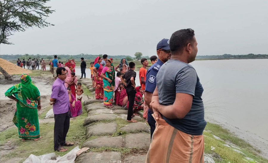 পাইকগাছায় কপোতাক্ষ নদীতে পা ধুতে গিয়ে নিখোঁজ একজনের খোঁজে ফায়ার সর্ভিস ও নৌ-পুলিশ