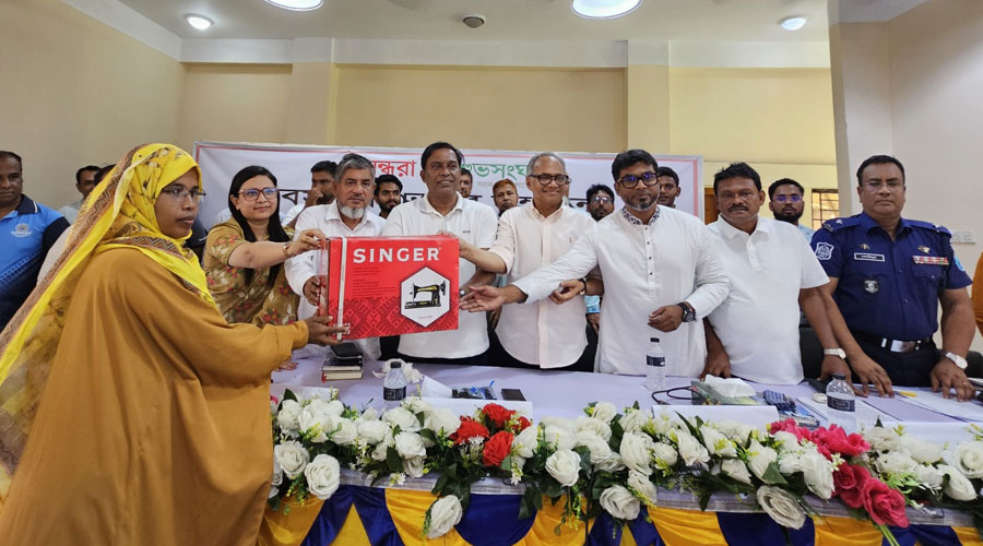 বসুন্ধরা শুভসংঘের শিবপুরে সেলাই মেশিন বিতরণ