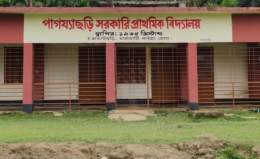 আমগাছে উঠে হাজিরা দেওয়া শিক্ষককে ঘিরে নতুন অভিযোগ